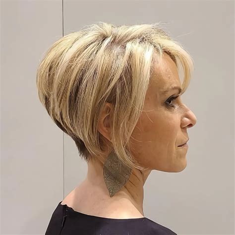 Bixie frisuren ab 50   This bixie cut combines elements of the short bob haircut with texture in the interior of the nape